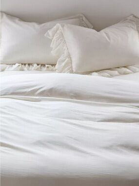 UO Solid Ruffle Trim Duvet Cover Queen New